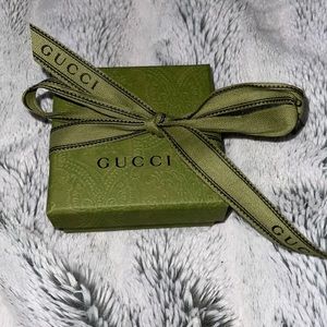Authentic Gucci Small Green Gift Box With Jewelry Pouch and Necklace Display